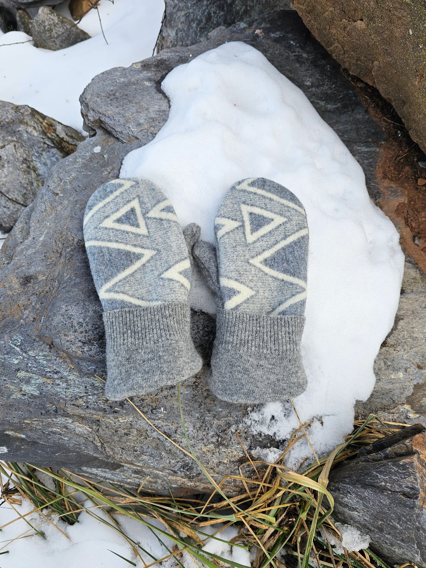 Diamond Ridge White Mittens Gloves Wool Mittens (small)