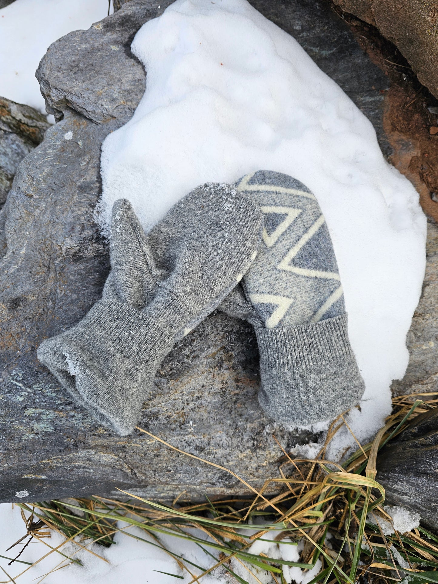 Diamond Ridge White Mittens Gloves Wool Mittens (small)